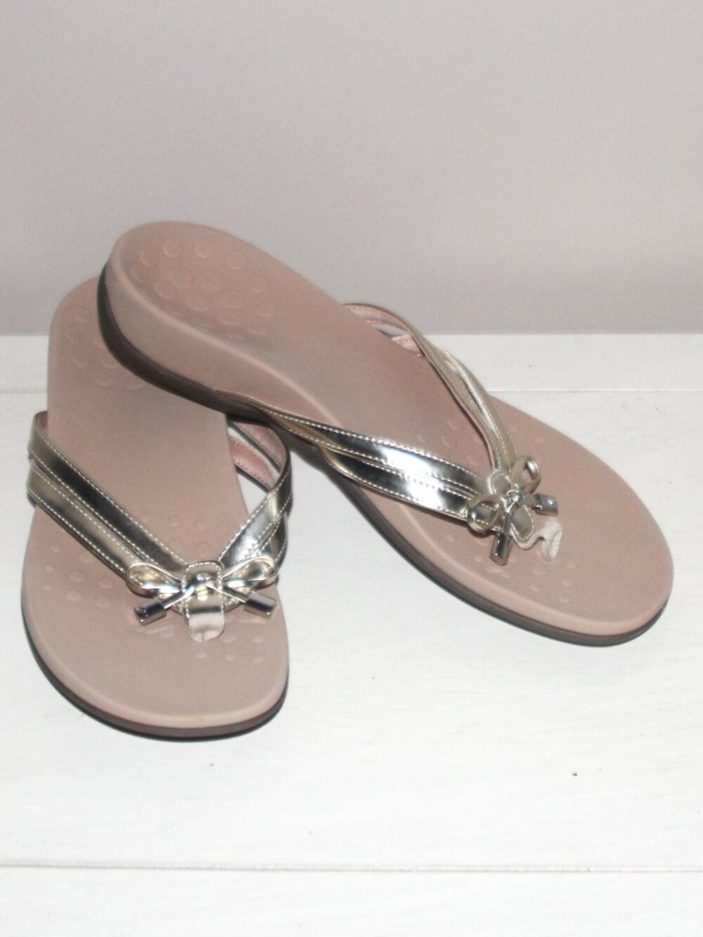 10a NWOT LADIES VIONIC BELLA X FLIP FLOPS - 8 - GOLD